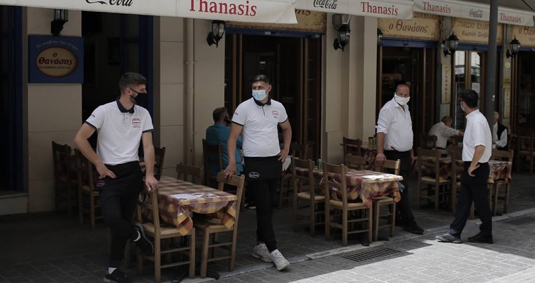 U Grčkoj ljudi pohrlili na terase kafića i restorana, otvoreni su nakon pola godine