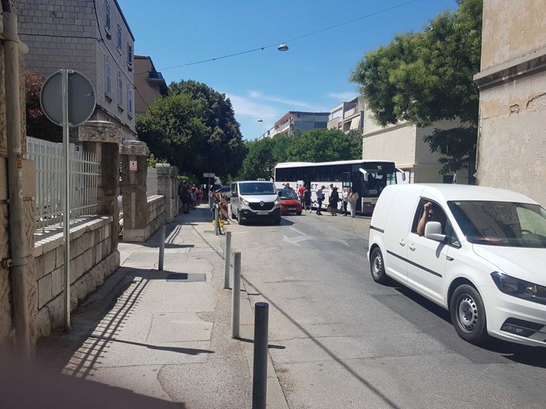 Autobus se pokvario u centru Splita, pogledajte kako ga putnici guraju
