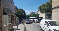 Autobus se pokvario u centru Splita, pogledajte kako ga putnici guraju