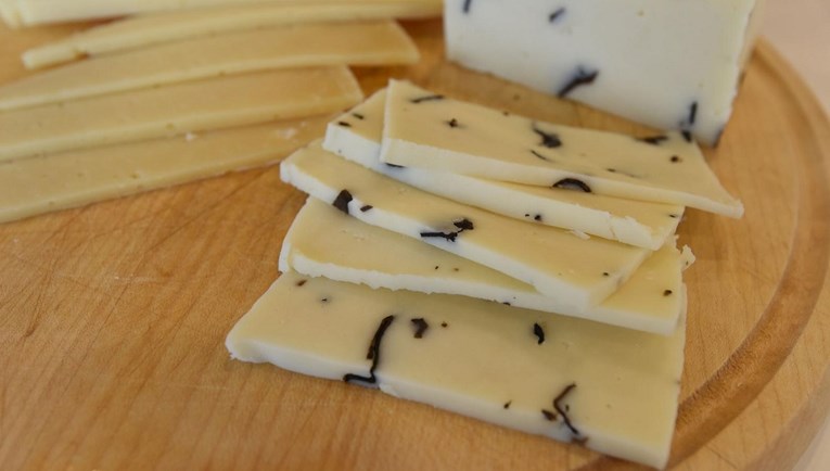 S tržišta zbog bakterije povučen kravlji sir s tartufima