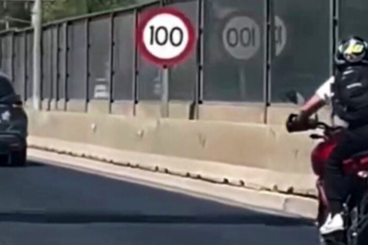 VIDEO Motociklist koristi "biološko oružje“ protiv kamera za nadzor brzine