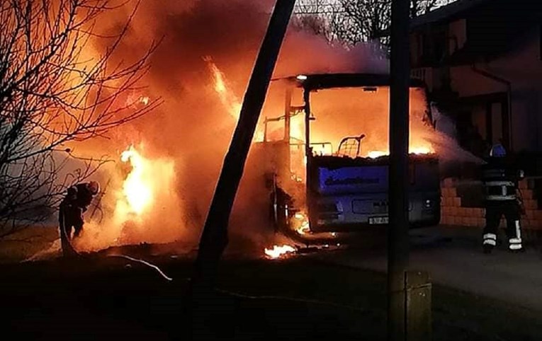 FOTO Kod Garešnice izgorio školski autobus, djeca pobjegla