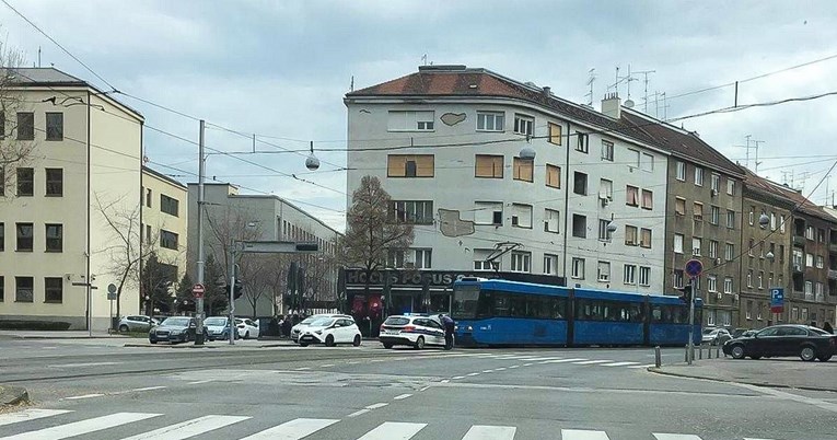 Policajci zaustavili tramvaj u Zagrebu, ušli su unutra