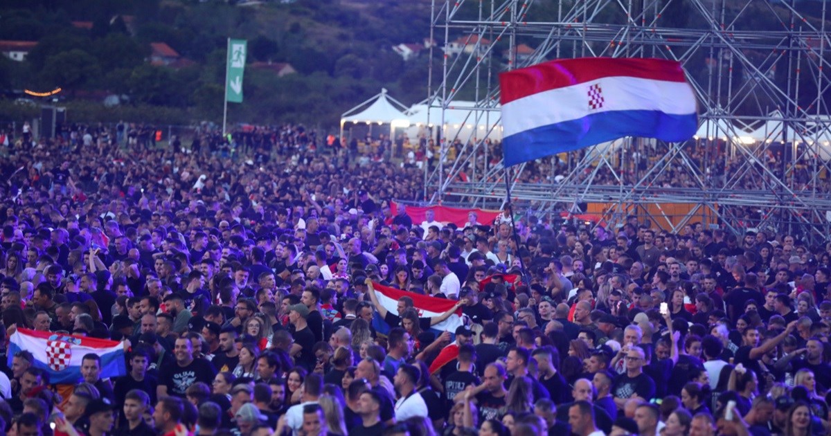 Uhićenja zbog "Jasenovca i Gradiške Stare". Koncert kasnio više od sat vremena