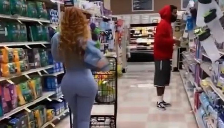 Pokazala grudi tipu u supermarketu, zbog njegove reakcije snimka postala hit