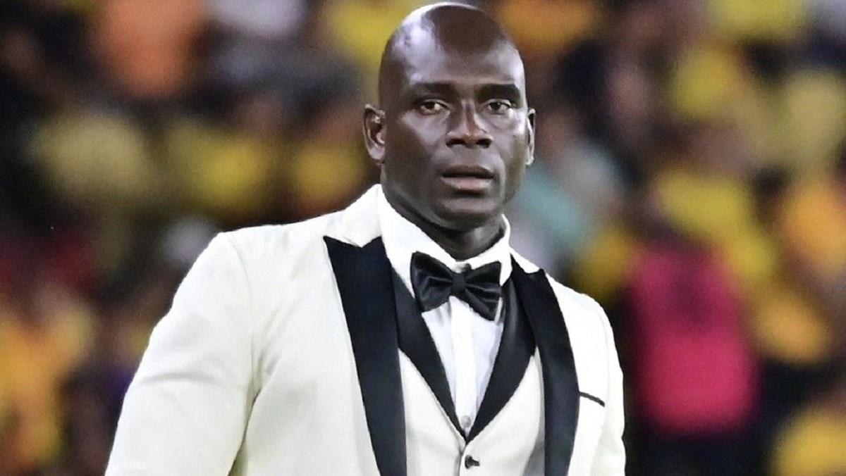 VIDEO Svijet je oduševljen trenerom koji ovako obučen vodi momčad