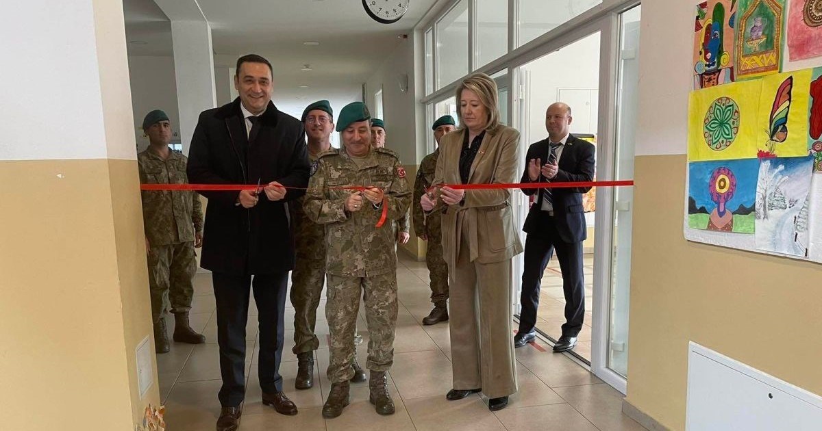 Ministar u BiH svečano prerezao vrpcu povodom postavljanja zavjesa u školi