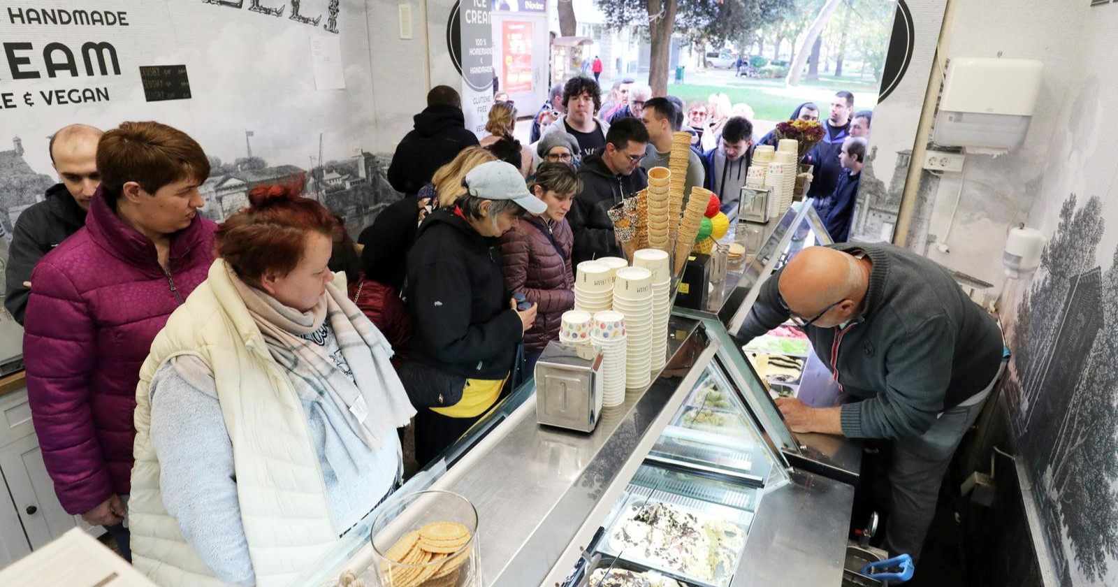 Pulska slastičarnica počastila sugrađane besplatnim sladoledom povodom kraja sezone