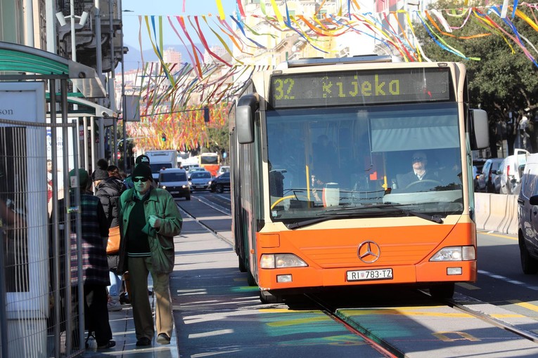 U riječkom autobusu palo osam putnika, policija traži crveni Clio