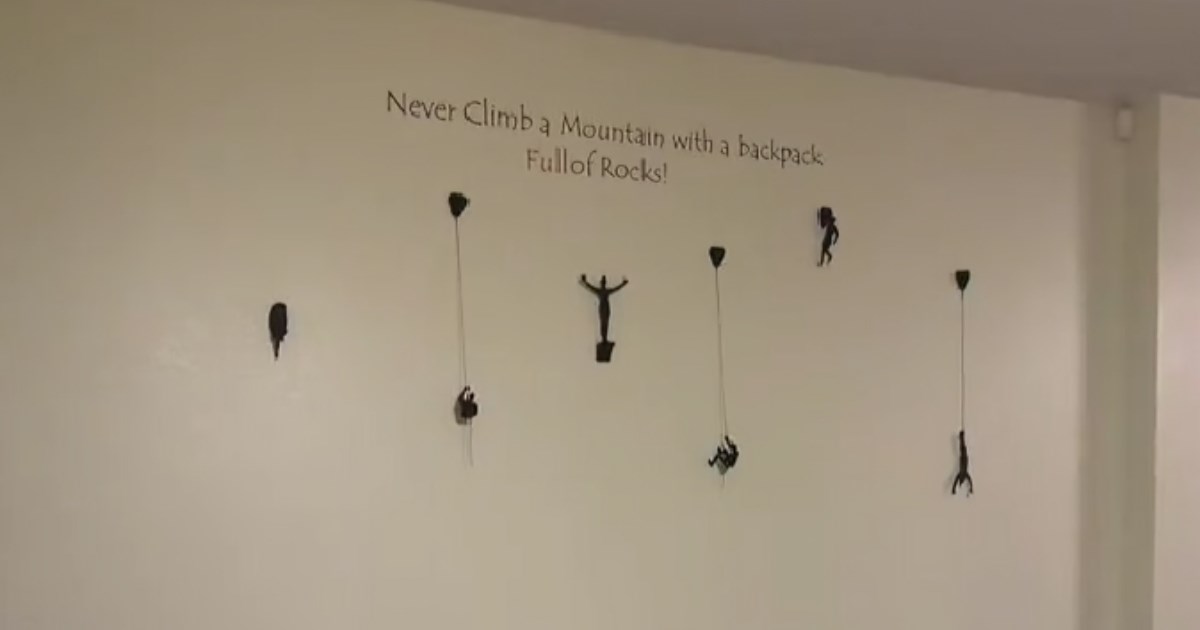 Prvi put posjetila dečkovu kuću pa ostala u čudu kad je vidjela dekoraciju na zidu