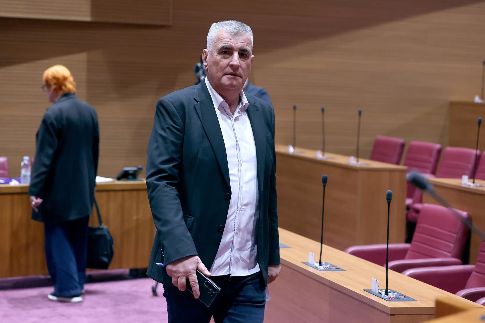 Bulj izbačen iz sabornice