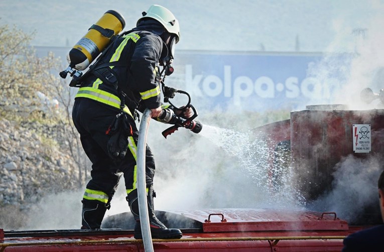 Zapalio se putnički vlak u Istri, nije bilo ozlijeđenih. Oglasio se HŽ