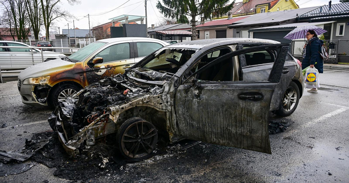 FOTO Usred noći planuo Mercedes u Zagrebu. Vatra se proširila na Peugeot
