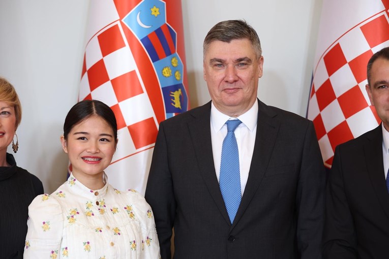 Milanović nakon prisege pozirao s Filipinkom koja je i njega oduševila izvedbom