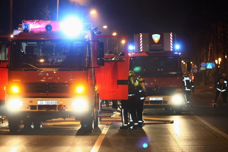 U požaru kuće u Zagrebu preminula jedna osoba