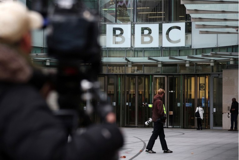 BBC otpušta stotine ljudi. "Cilj je uštedjeti pola milijarde funti"