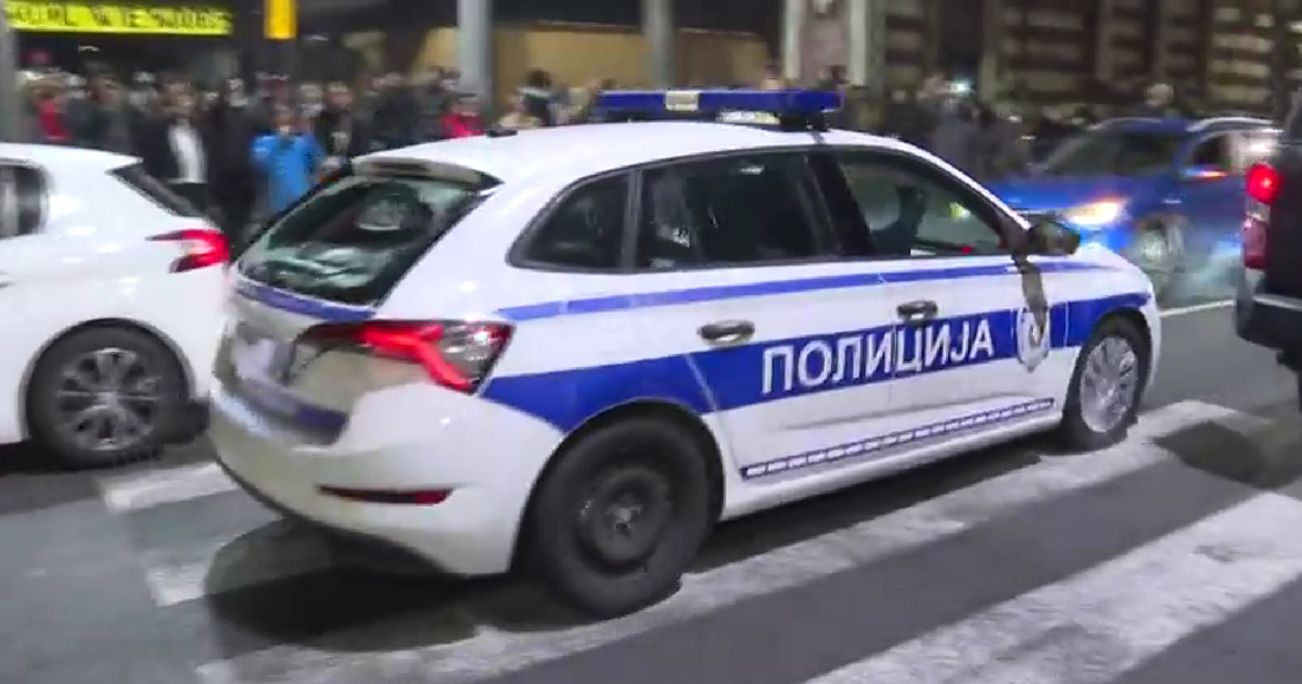 Napadnut policijski konvoj u Beogradu. Letjelo kamenje, ljudi udarali po autobusu