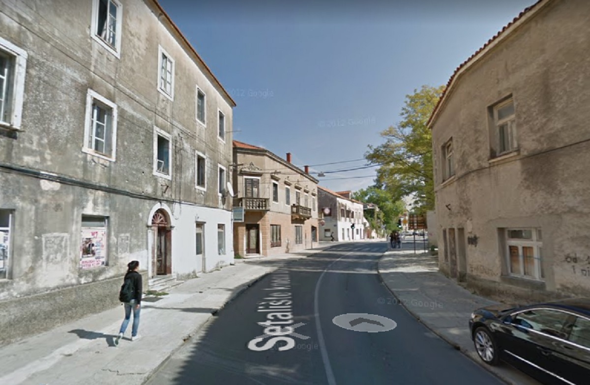 Grupa mladića premlatila muškarca u centru Benkovca