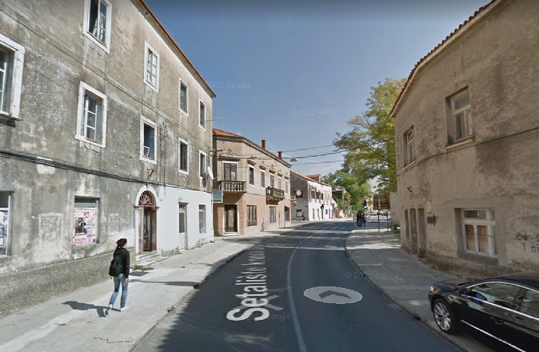 Grupa mladića premlatila muškarca u centru Benkovca