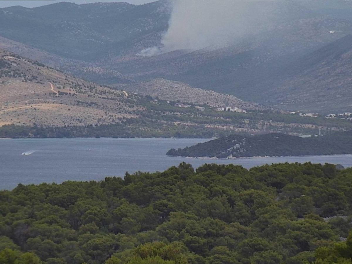 Izbio požar i kod Šibenika, gasi ga Air Tractor