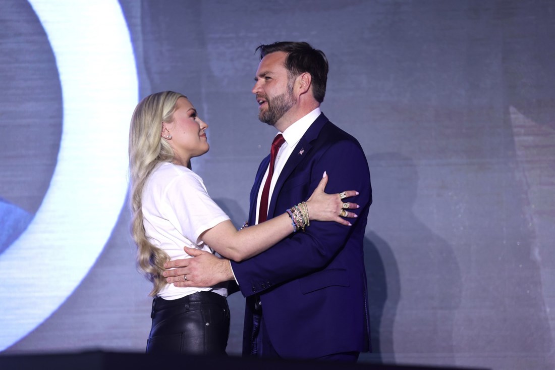 Čitačica s usana otkrila što je Erika Kirk rekla JD Vanceu u viralnom zagrljaju