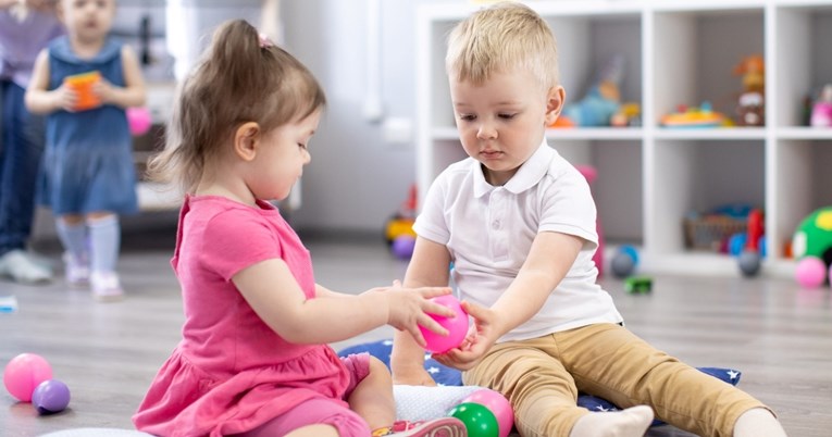 Stručnjakinja objasnila zašto nikad ne treba tjerati dijete da dijeli igračke