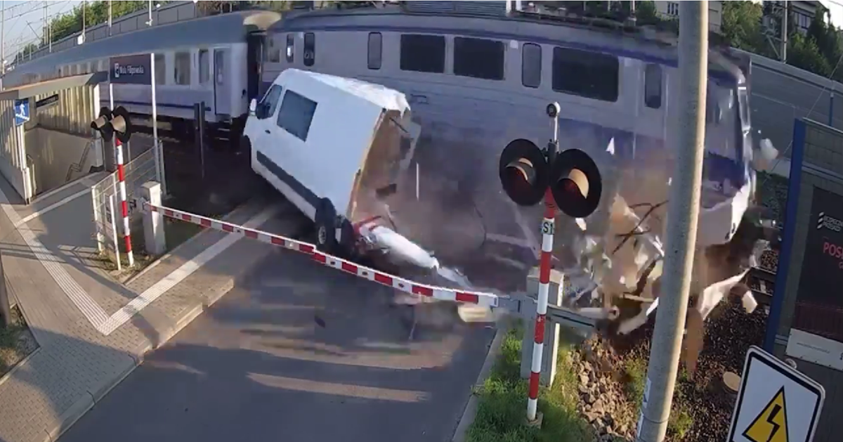 Dramatična snimka iz Poljske. Rampe spuštene, kombi na pruzi, a približava se vlak