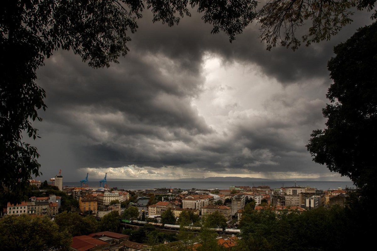 Obilna kiša i oluje zahvatile dio zemlje, pogledajte snimke. DHMZ: Ovo je tek početak