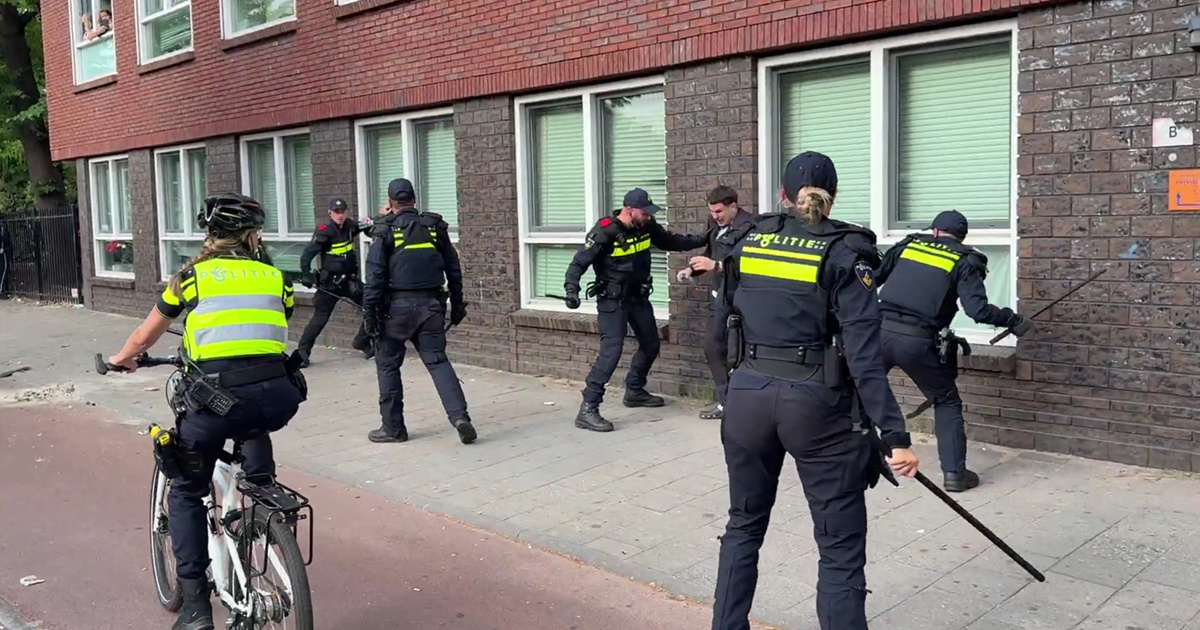 VIDEO Neredi u Haagu nakon pobjede Maroka. Policajci gađani kamenjem