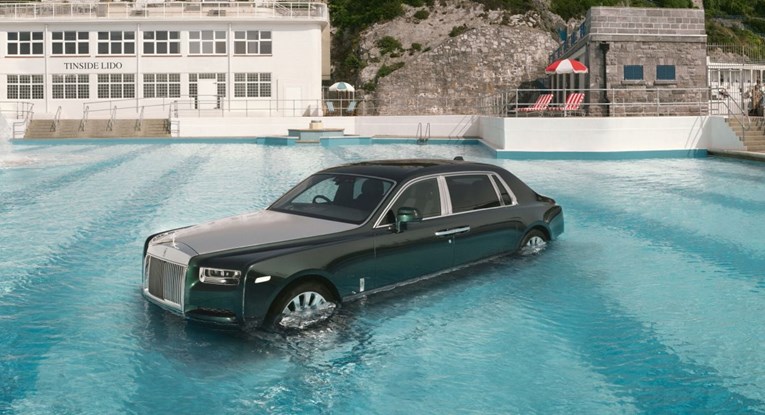Rolls-Royce završio je u bazenu. Prestižna marka proslavila je glazbene legende