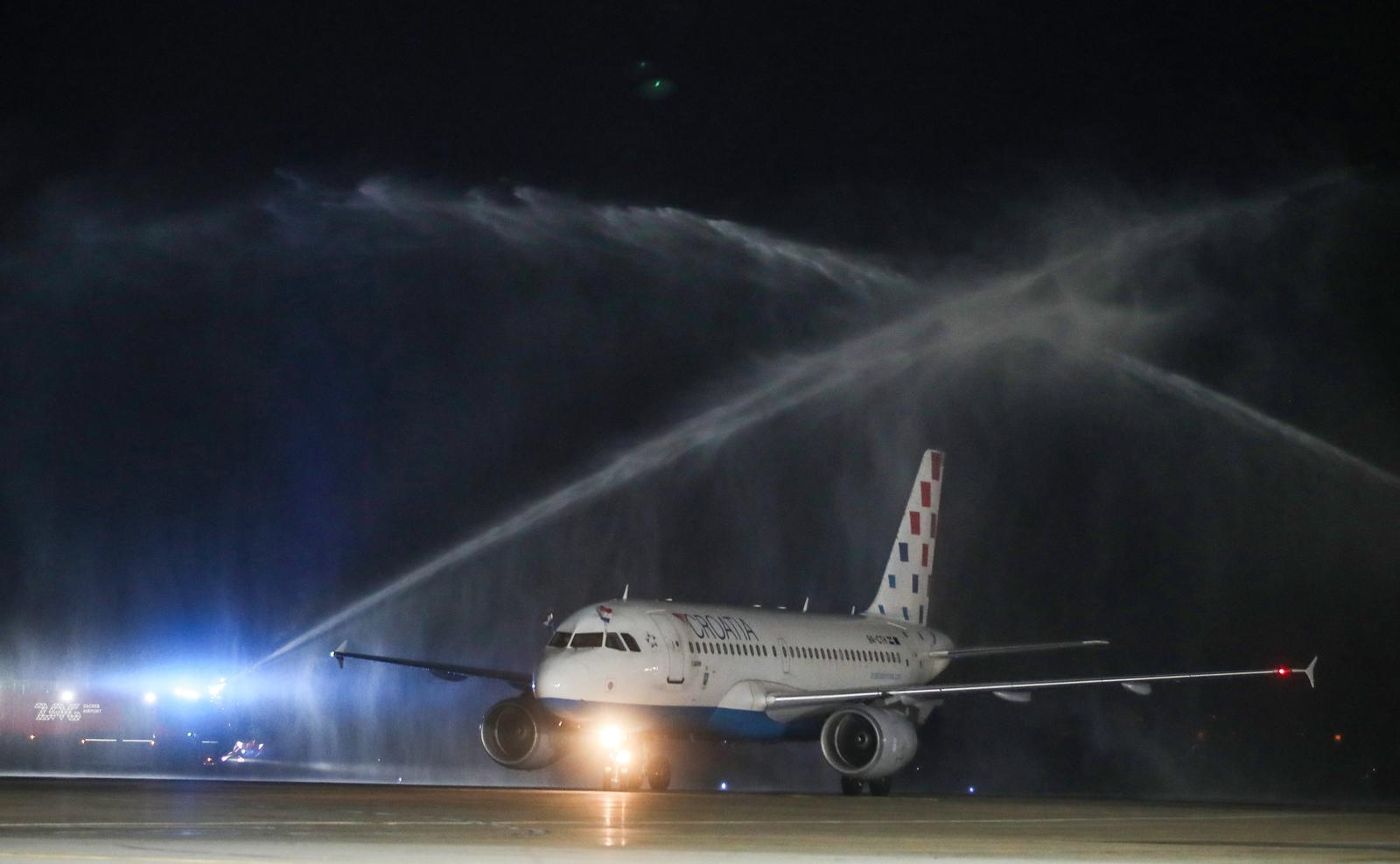 Avion Vatrenih dočekan vodenim pozdravom, pogledajte snimku