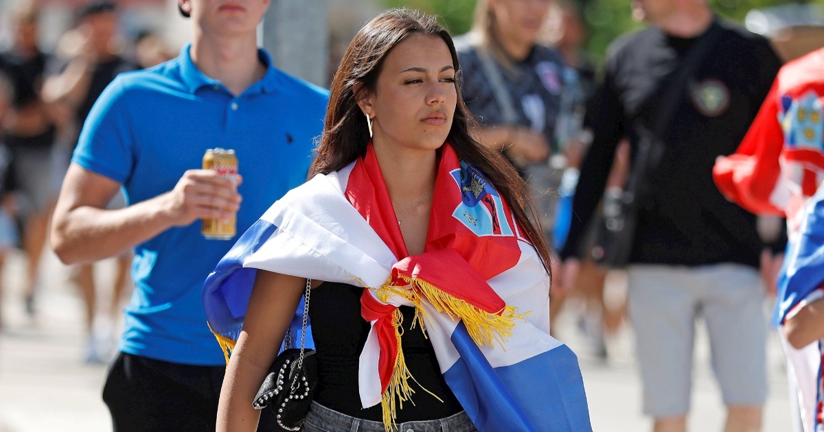 FOTO Moda u Sinju: Grad preplavile crne majice, beretke i zastave