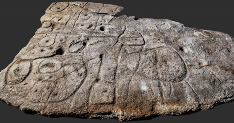 Arheolozi: Ova čudna stijena s tajanstvenim oznakama je naša "karta s blagom"