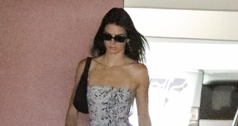 Kendall Jenner uz trendi outfit ukomponirala muške cipele