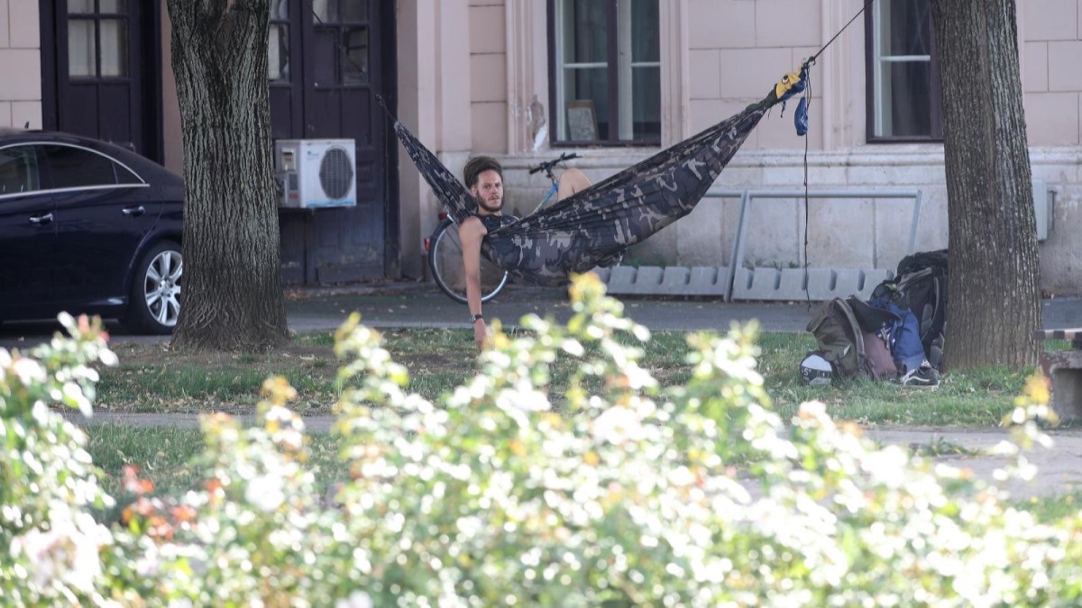 Kao na plaži: Turist u centru Zagreba smislio neobičan način da ubije vrijeme