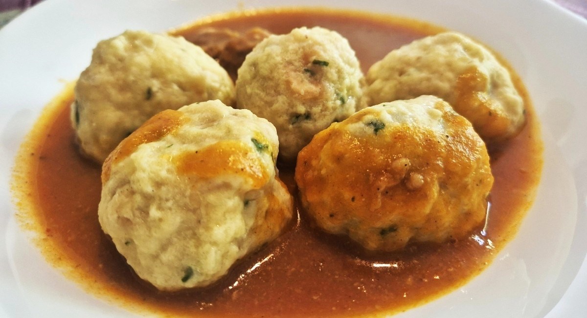 Stari kruh nismo bacili, nego od njega napravili mekane knedle koje idu uz sve