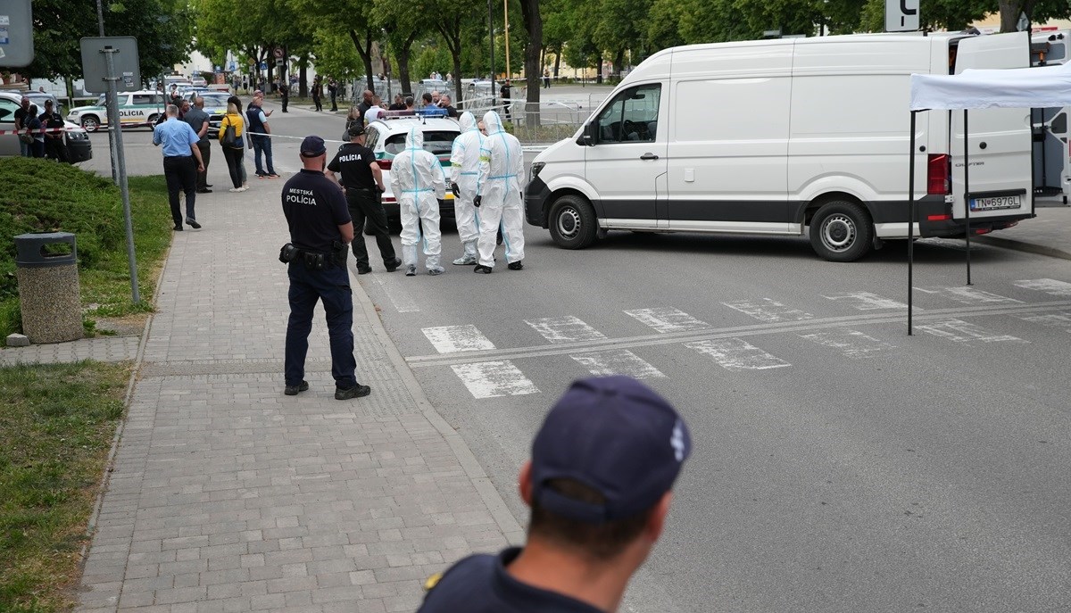 Fica operirali satima, stanje mu i dalje ozbiljno. Ministar objavio motive atentatora