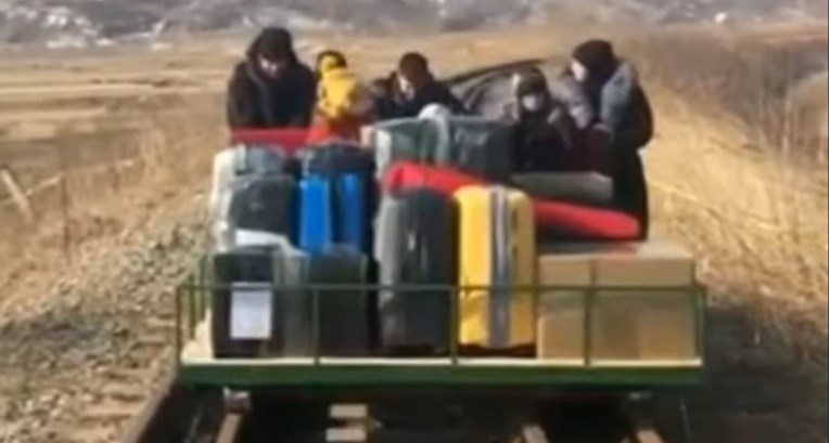 VIDEO Ruski diplomati gurali željeznička kolica da bi napustili Sjevernu Koreju 