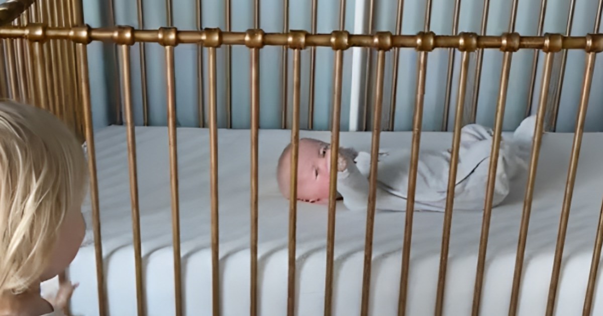 Dječak svako jutro trči pozdraviti mlađeg brata, snimka je raznježila tisuće