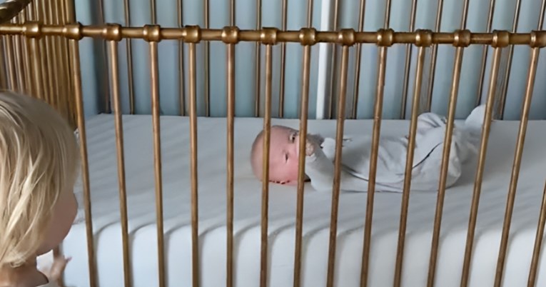 Dječak svako jutro trči pozdraviti mlađeg brata, snimka je raznježila tisuće