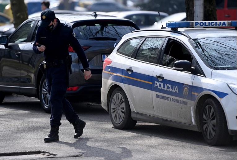 Rusi s nožem ušetali u kafić u Zagrebu i radili probleme, pohvatala ih policija