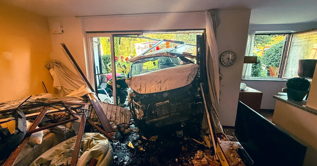 FOTO Vozač (79) udario u zgradu u Sloveniji, auto završio u dnevnom boravku