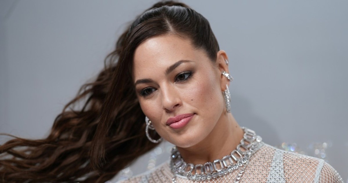 Ashley Graham u New Yorku privukla poglede u mrežastoj haljini