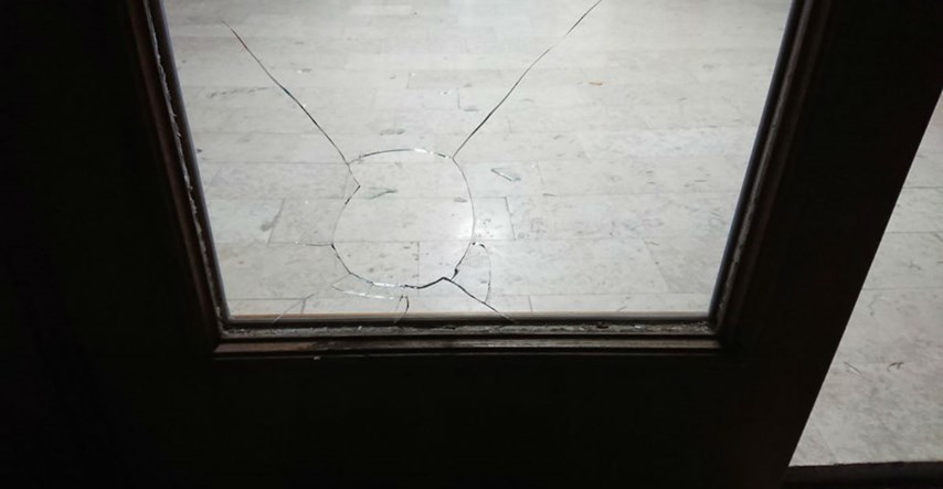 Razbijeno staklo na zgradi SDP-a u Vinkovcima, drugi put u tri dana