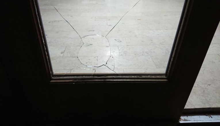 Razbijeno staklo na zgradi SDP-a u Vinkovcima, drugi put u tri dana