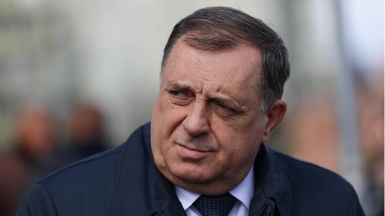 Dodik najavio mjere u školama. Djeci će zabraniti mobitele i testirat će ih na droge