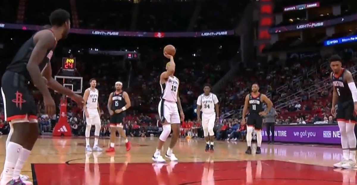NBA igrač počeo izvoditi slobodna bacanja jednom rukom