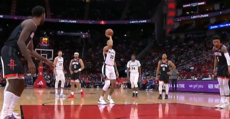 NBA igrač počeo izvoditi slobodna bacanja jednom rukom