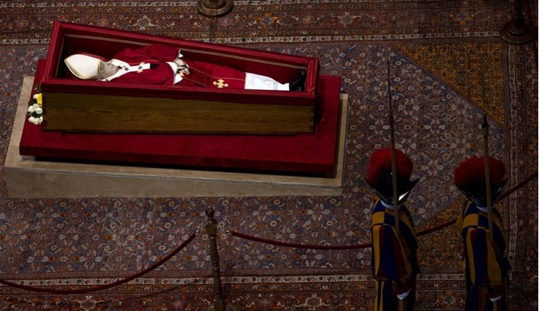 Papino tijelo će prije pokopa dočekati siromasi