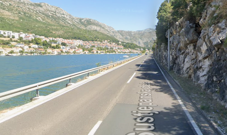 Kod Dubrovnika motorom bježao policiji. Udario u stup i zid, sletio u more pa poginuo